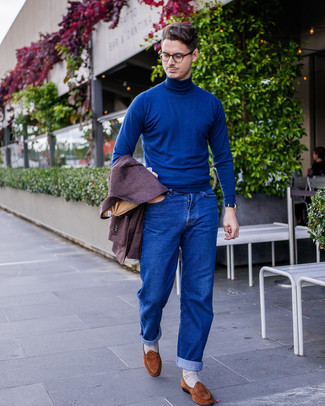 С чем носить темно-пурпурный пиджак в 30 лет мужчине осень в стиле смарт-кэжуал: Сочетание темно-пурпурного пиджака и синих джинсов поможет воплотить в твоем образе городской стиль современного джентльмена. Думаешь сделать ансамбль немного элегантнее? Тогда в качестве дополнения к этому образу, выбирай коричневые замшевые лоферы. Разумеется, подобный образ станет классным выбором в весенне-осенний период.