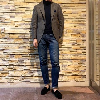 С чем носить темно-коричневый пиджак мужчине осень в стиле смарт-кэжуал: Темно-коричневый пиджак и темно-синие джинсы отлично впишутся в любой мужской образ — лёгкий повседневный образ или же строгий вечерний. Закончив образ черными замшевыми лоферами, можно получить потрясающий результат. Это отличный лук, который чудесно подходит для пасмурной погоды.