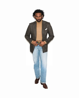 С чем носить пиджак с узором "в ёлочку" мужчине в стиле кэжуал: Составив лук из пиджака с узором "в ёлочку" и голубых джинсов, можно с уверенностью идти на свидание с возлюбленной или встречу с друзьями в непринужденной обстановке. Если ты любишь более практичную обувь, останови свой выбор на темно-коричневых кожаных ковбойских сапогах.