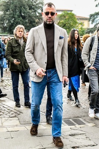 С чем носить светло-коричневый шерстяной пиджак за 40 лет мужчине в стиле смарт-кэжуал: Светло-коричневый шерстяной пиджак в сочетании с синими джинсами — нескучный лук для рабочего дня в офисе. Теперь почему бы не привнести в этот ансамбль на каждый день толику изысканности с помощью темно-коричневых замшевых лоферов с кисточками?