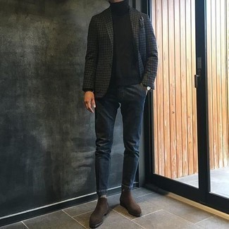 С чем носить темно-серый пиджак с узором "гусиные лапки" в 30 лет мужчине в стиле смарт-кэжуал: Темно-серый пиджак с узором "гусиные лапки" в паре с темно-синими джинсами позволит создать стильный мужской образ. Очень неплохо здесь смотрятся темно-коричневые замшевые ботинки челси.