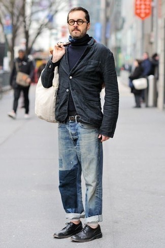С чем носить темно-серый пиджак мужчине весна в стиле смарт-кэжуал: Темно-серый пиджак и голубые джинсы в стиле пэчворк — неотъемлемые составляющие в арсенале любителей расслабленного стиля. Хочешь добавить сюда немного нарядности? Тогда в качестве обуви к этому ансамблю, обрати внимание на черные кожаные туфли дерби. Когда зима уходит и сменяется более теплой погодой, подобный ансамбль окажется по душе самым взыскательным парням.