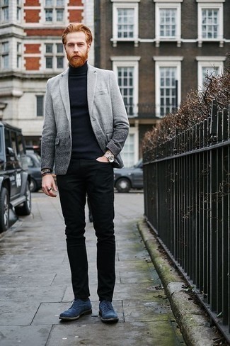 С чем носить серый пиджак мужчине осень: Серый пиджак в паре с черными джинсами — прекрасный офисный вариант для джентльменов. Хочешь сделать ансамбль немного элегантнее? Тогда в качестве обуви к этому луку, стоит обратить внимание на синие замшевые броги. Такой образ позволит создать уютное осеннее настроение, какой бы ни была погода за окном.