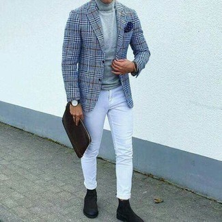 С чем носить бело-темно-синий пиджак мужчине весна: Бело-темно-синий пиджак и белые джинсы — обязательные вещи в гардеробе джентльменов с отменным вкусом в одежде. Хотел бы добавить в этот лук немного классики? Тогда в качестве дополнения к этому ансамблю, стоит выбрать черные замшевые ботинки челси. Это сочетание одежды великолепно подходит для изменчивой весенней погоды.