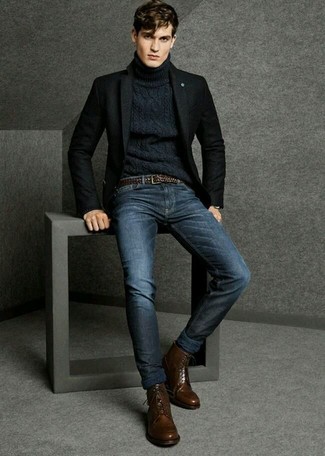 С чем носить классические ботинки мужчине: Черный шерстяной пиджак и темно-синие джинсы — идеальный вариант для воплощения мужского ансамбля в стиле элегантной повседневности. Хотел бы сделать лук немного строже? Тогда в качестве дополнения к этому ансамблю, выбери классические ботинки.