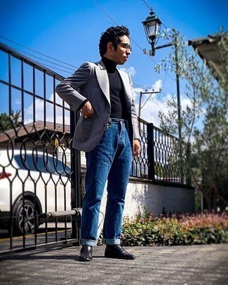 С чем носить серый пиджак мужчине в стиле смарт-кэжуал: Серый пиджак и синие джинсы — хороший вариант для воплощения мужского лука в стиле элегантной повседневности. В сочетании с черными кожаными лоферами такой лук смотрится особенно удачно.