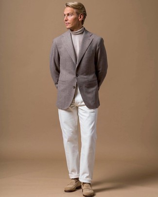 С чем носить серый пиджак мужчине в стиле смарт-кэжуал: Серый пиджак в сочетании с белыми джинсами позволит подчеркнуть твою индивидуальность и выделиться из серой массы. Боишься выглядеть несолидно? Дополни этот образ светло-коричневыми замшевыми лоферами.