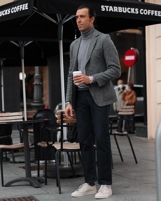 С чем носить бежевые замшевые низкие кеды мужчине осень: Серый шерстяной пиджак с узором "в ёлочку" и темно-синие джинсы будут прекрасно смотреться в стильном гардеробе самых избирательных мужчин. Чтобы добавить в лук немного непринужденности , на ноги можно надеть бежевые замшевые низкие кеды. Однозначно, такое сочетание одежды будет выглядеть прекрасно осенью, когда погода станет менее ласковой.
