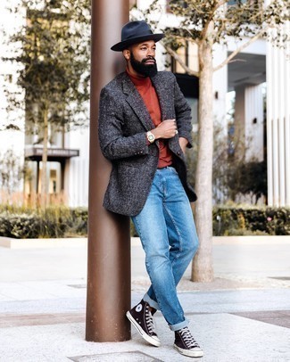 С чем носить темно-синюю шерстяную шляпу мужчине в теплую погоду в стиле кэжуал: Если ты ценишь комфорт и практичность, темно-серый шерстяной пиджак и темно-синяя шерстяная шляпа — прекрасный вариант для привлекательного мужского лука на каждый день. Говоря об обуви, можно завершить образ темно-коричневыми высокими кедами из плотной ткани.