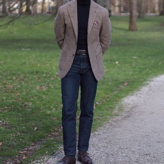 С чем носить коричневый пиджак с узором "гусиные лапки" в 30 лет мужчине в теплую погоду: Коричневый пиджак с узором "гусиные лапки" и темно-синие джинсы — отличный вариант для расслабленного, но стильного мужского образа. Любишь яркие сочетания? Дополни ансамбль темно-коричневыми кожаными туфлями дерби.