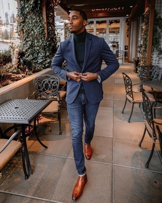 Какие ботинки челси носить с темно-синим пиджаком в 20 лет мужчине в стиле смарт-кэжуал: Комбо из темно-синего пиджака и темно-синих джинсов — превосходный пример непринужденного офисного стиля для парней. Этот лук обретает новое прочтение в паре с ботинками челси.