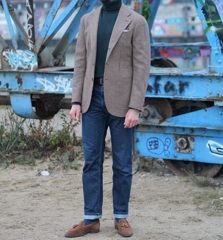 Какие лоферы носить с коричневым пиджаком в 30 лет мужчине: Любителям стиля casual полюбится лук из коричневого пиджака и темно-синих джинсов. Почему бы не добавить в повседневный лук толику стильной строгости с помощью лоферов?
