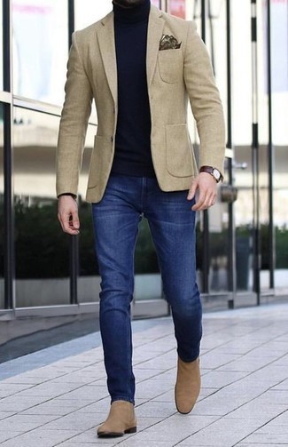 С чем носить бежевый пиджак в 30 лет мужчине в теплую погоду: Если ты принадлежишь к той редкой категории джентльменов, способных ориентироваться в модных тенденциях, тебе придется по душе сочетание бежевого пиджака и темно-синих джинсов. Думаешь сделать лук немного строже? Тогда в качестве дополнения к этому луку, выбери светло-коричневые замшевые ботинки челси.