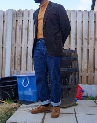 Какие водолазки носить с черным пиджаком в 30 лет мужчине: Черный пиджак и водолазка — необходимые вещи в арсенале стильного парня. Этот образ органично дополнят коричневые замшевые ботинки дезерты.
