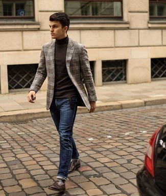 С чем носить темно-серый шерстяной пиджак в шотландскую клетку мужчине: Темно-серый шерстяной пиджак в шотландскую клетку и темно-синие джинсы — обязательные элементы в гардеробе поклонников расслабленного стиля. Почему бы не привнести в повседневный ансамбль немного изысканности с помощью темно-коричневых кожаных лоферов?