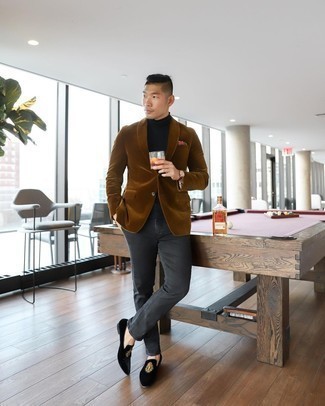 Как носить лоферы с пиджаком мужчине: Комбо из пиджака и темно-серых джинсов — превосходный пример непринужденного офисного стиля для джентльменов. Любители свежих идей могут дополнить ансамбль лоферами, тем самым добавив в него немного нарядности.
