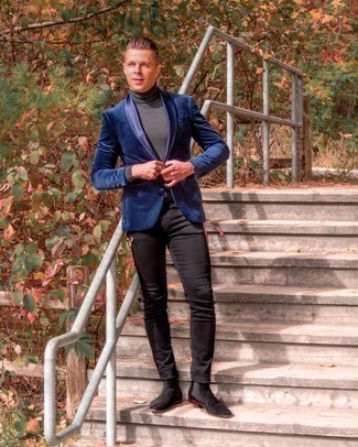 С чем носить темно-синий бархатный пиджак мужчине осень: Комбо из темно-синего бархатного пиджака и темно-коричневых джинсов поможет составить модный, но в то же время мужественный ансамбль. Хотел бы сделать образ немного элегантнее? Тогда в качестве дополнения к этому образу, выбирай темно-коричневые замшевые ботинки челси. Если хочешь выглядеть по-осеннему эффектно и нескучно, тебе определенно следует взять этот ансамбль на заметку.