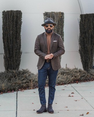 Какие пиджаки носить с светло-коричневой водолазкой за 40 лет мужчине в теплую погоду: Сочетание пиджака и светло-коричневой водолазки поможет выглядеть по моде, а также подчеркнуть твою индивидуальность. Если ты любишь смелые решения в своих луках, закончи этот темно-серыми замшевыми ботинками челси.
