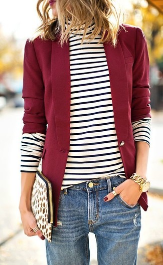 Модный лук: красный пиджак, бело-черная водолазка в горизонтальную полоску, синие джинсы-бойфренды, белый замшевый клатч с леопардовым принтом