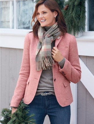 С чем носить серый шарф в 30 лет женщине: Советуем взять на заметку это функциональное сочетание розового шерстяного пиджака и серого шарфа.