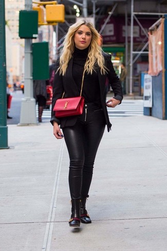Как носить джинсы с пиджаком в 30 лет женщине в теплую погоду в стиле смарт-кэжуал: Пиджак в сочетании с джинсами — превосходный вариант для воплощения лука в стиле смарт-кэжуал. Вкупе с этим ансамблем выигрышно выглядят черные кожаные ботильоны.