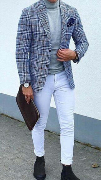 С чем носить синий шерстяной пиджак с узором "гусиные лапки" мужчине: Синий шерстяной пиджак с узором "гусиные лапки" в паре с белыми зауженными джинсами позволит подчеркнуть твою индивидуальность. Уравновесить ансамбль и добавить в него немного классики помогут черные замшевые ботинки челси.
