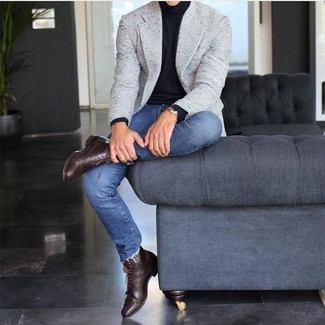 Модный лук: серый твидовый пиджак, черная водолазка, синие зауженные джинсы, темно-коричневые кожаные классические ботинки