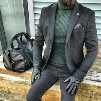 С чем носить темно-серый пиджак в 30 лет мужчине в стиле кэжуал: Темно-серый пиджак и черные зауженные джинсы надежно закрепились в гардеробе многих молодых людей, помогая составлять неприевшиеся и комфортные луки.