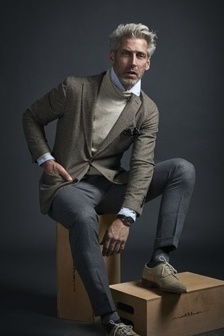 С чем носить серый пиджак мужчине: Серый пиджак и серые классические брюки — хороший пример элегантного мужского стиля в одежде. Нравится экспериментировать? Заверши лук бежевыми замшевыми брогами.