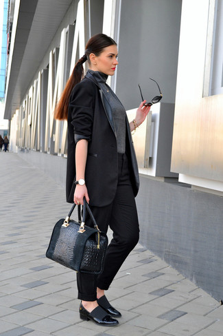 С чем носить черно-белый пиджак в 30 лет женщине в деловом стиле: Сочетание черно-белого пиджака и черных классических брюк — необычный образ для работы в офисе. Черные кожаные туфли становятся превосходным завершением твоего образа.
