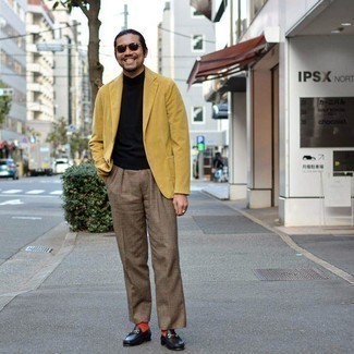 Какие классические брюки носить с желтым пиджаком мужчине: Желтый пиджак в паре с классическими брюками позволит составить модный и мужественный лук. Если говорить об обуви, черные кожаные лоферы являются прекрасным выбором.