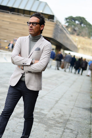 С чем носить серый пиджак за 40 лет мужчине в деловом стиле: Серый пиджак и темно-серые классические брюки — великолепный пример элегантного мужского стиля.