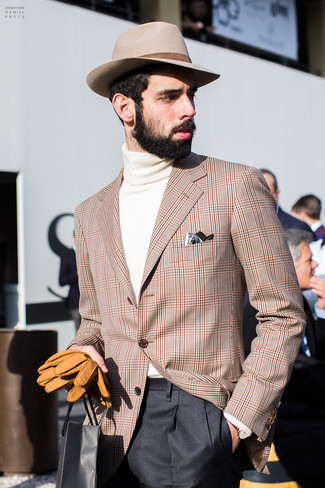 Модный лук: светло-коричневый пиджак в шотландскую клетку, бежевая водолазка, черные классические брюки, бежевая шерстяная шляпа