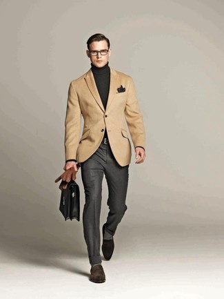 Модный лук: светло-коричневый пиджак, темно-серая водолазка, серые классические брюки, темно-коричневые замшевые лоферы