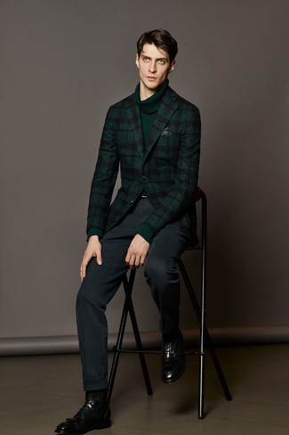 С чем носить темно-зеленый свитер мужчине в деловом стиле: Темно-зеленый свитер в паре с темно-синими классическими брюками поможет составить стильный классический лук. И почему бы не добавить в повседневный ансамбль толику изысканности с помощью черных кожаных классических ботинок?