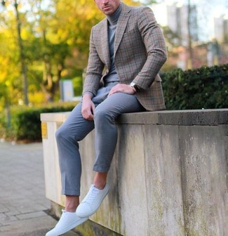 С чем носить серые шерстяные классические брюки мужчине: Коричневый пиджак в шотландскую клетку и серые шерстяные классические брюки — это один из тех мужских луков, от которого у дам просто захватывает дух. Закончив образ белыми низкими кедами, можно привнести в него немного непринужденности.