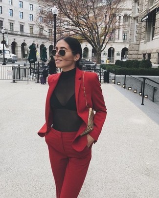 С чем носить темно-красные классические брюки женщине: Красный пиджак в паре с темно-красными классическими брюками поможет выразить твою индивидуальность.
