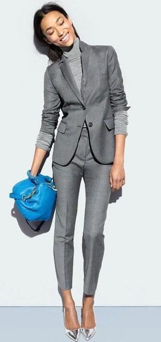Какие классические брюки носить с серым пиджаком в 20 лет женщине в теплую погоду в деловом стиле: Серый пиджак и классические брюки — идеальный выбор для приверженцев дресс-кода smart casual. Серебряные кожаные туфли — прекрасный выбор, чтобы завершить образ.