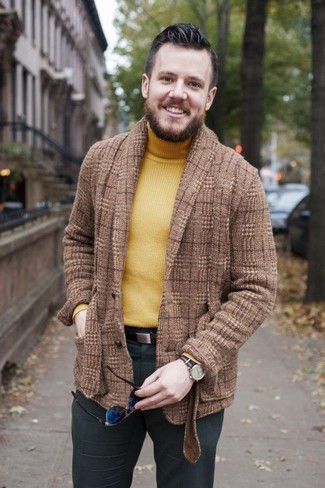 С чем носить темно-коричневый пиджак в шотландскую клетку мужчине в теплую погоду: Комбо из темно-коричневого пиджака в шотландскую клетку и темно-серых классических брюк позволит составить стильный классический ансамбль.