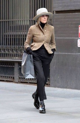 Какие классические брюки носить с черными оксфордами женщине осень в деловом стиле: Дуэт светло-коричневого замшевого пиджака и классических брюк поможет выглядеть аккуратно, а также выразить твой индивидуальный стиль. Вкупе с этим луком чудесно будут выглядеть черные оксфорды. Разве это не здоровское решение на тот сезон, когда столбик термометра неуклонно ползет вниз?