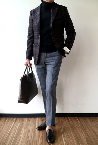 Модный лук: темно-коричневый шерстяной пиджак в шотландскую клетку, черная водолазка, серые шерстяные классические брюки, черные кожаные лоферы