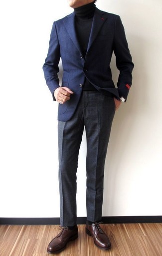 Как носить синий пиджак с серыми классическими брюками мужчине осень: Сочетание синего пиджака и серых классических брюк поможет создать модный и привлекательный ансамбль. Темно-коричневые кожаные туфли дерби становятся хорошим дополнением к твоему ансамблю. Остановив выбор на таком осеннем образе, ты обязательно будешь выглядеть превосходно.