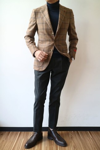 Модный лук: коричневый шерстяной пиджак в клетку, черная водолазка, черные классические брюки, темно-коричневые кожаные туфли дерби