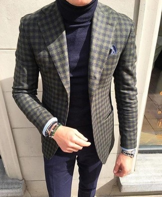 С чем носить оливковый шерстяной пиджак мужчине осень: Тандем оливкового шерстяного пиджака и темно-синих классических брюк смотрится очень эффектно и элегантно. Если хочешь выглядеть по-осеннему эффектно и стильно, тебе несомненно следует взять этот лук на вооружение.
