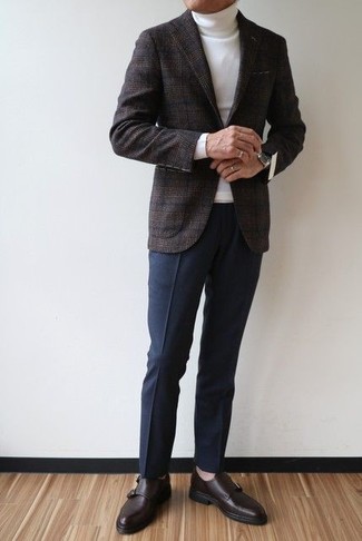 С чем носить серый шерстяной пиджак в шотландскую клетку мужчине в теплую погоду в стиле смарт-кэжуал: Серый шерстяной пиджак в шотландскую клетку и темно-синие классические брюки — хороший пример элегантного мужского стиля. В паре с этим ансамблем наиболее гармонично смотрятся темно-коричневые кожаные монки.