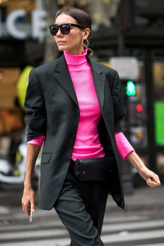 С чем носить ярко-розовый свитер женщине в деловом стиле: Создав наряд из ярко-розового свитера и черных классических брюк, получим замечательный лук для полуформальных мероприятий после работы.