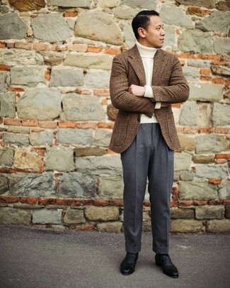С чем носить коричневый шерстяной пиджак в 30 лет мужчине весна: Несмотря на то, что это довольно-таки выдержанный образ, образ из коричневого шерстяного пиджака и темно-серых классических брюк приходится по душе стильным мужчинам, покоряя при этом сердца прекрасных дам. Черные кожаные оксфорды — великолепный вариант, чтобы закончить образ. Когда холодная пора сменяется более теплой погодой, мы сбрасываем тяжелые шубы и толстые пуховики и начинаем поиски свежих и модных весенних луков. Подобный ансамбль поможет тебе найти недостающее вдохновение.