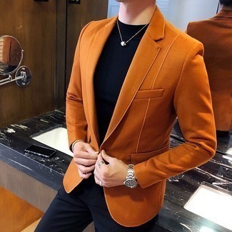 С чем носить оранжевую куртку в 20 лет мужчине в теплую погоду: Дуэт оранжевой куртки и черных классических брюк смотрится очень эффектно и элегантно.