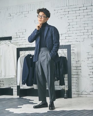 Как носить темно-синий пиджак с черными кожаными лоферами в 30 лет мужчине осень в деловом стиле: Темно-синий пиджак и серые классические брюки — отличный лук для светского мероприятия. Прекрасно здесь будут смотреться черные кожаные лоферы. Чем не идеальный образ на осень?