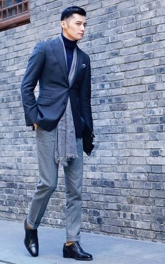 Какие классические брюки носить с темно-сине-зеленым пиджаком в 20 лет мужчине: Несмотря на то, что этот лук довольно-таки классический, образ из темно-сине-зеленого пиджака и классических брюк всегда будет выбором современных джентльменов, пленяя при этом дамские сердца. В этот лук легко интегрировать черные кожаные оксфорды.
